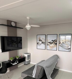 Luxury Apartment, Jetted Tub, Beach View | Living area | 55-inch Smart TV with digital channels, Netflix, streaming services - Skyline Confort Club - Blue Horizon (Penha)