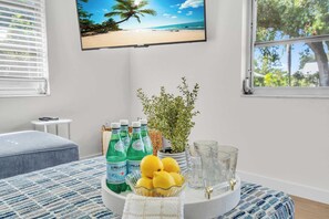 Tabla de planchar con plancha, cuna de viaje, wifi y ropa de cama 