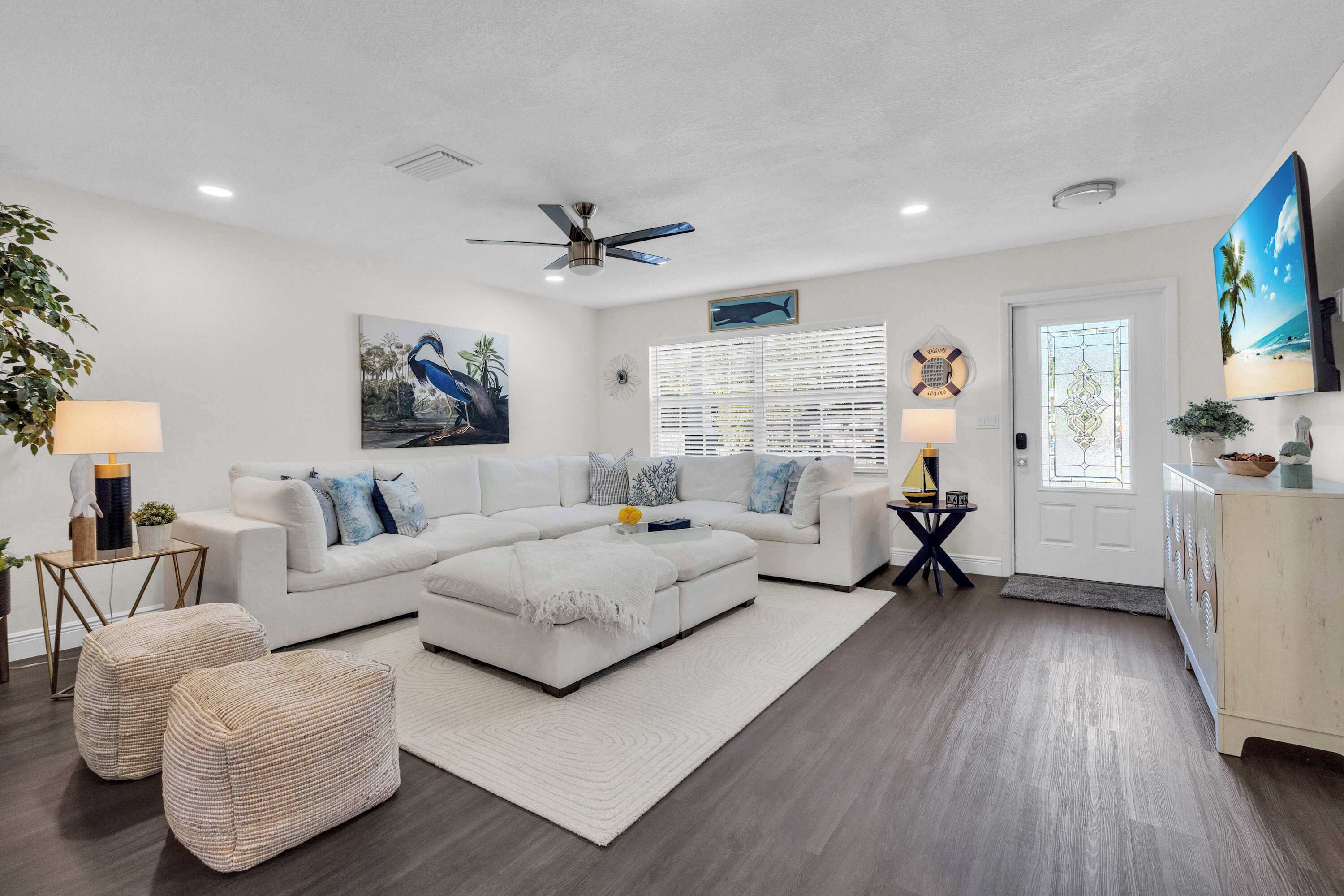 Een televisie, videogames, een dvd-speler en een kantoor