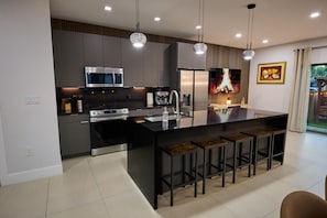 Microwave, oven, stovetop, dishwasher - Miami Chic casa elegante y comoda en el corazon de Miami con 5 cuartos y mas (Miami)