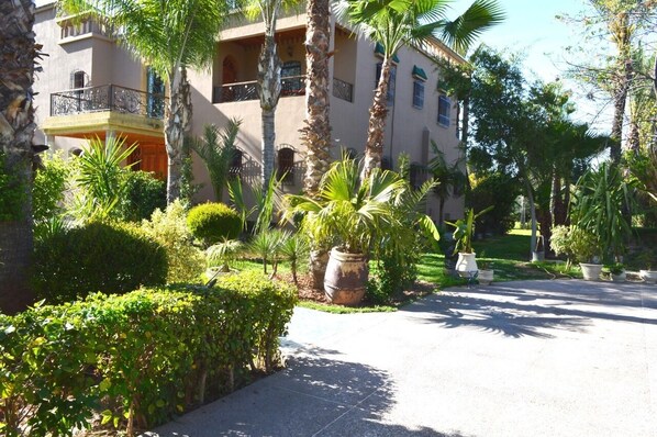 المنطقة المحيطة بالمنشأة