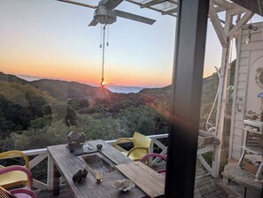 Outdoor dining - View mountaintop with wood-burning sauna SEAView covered terrace with BBQ table Comfortable retreat (pets allowed on condition) (賀茂郡南伊豆町手石)
