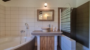 Douche, serviettes fournies, papier toilette