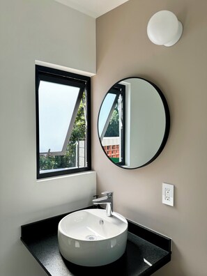 Shower, hair dryer, towels, toilet paper - oolena Tiny and Peaceful Nest w/private terrace (Ciudad de México)