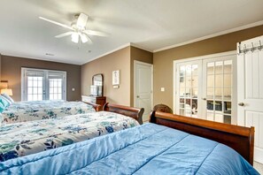 4 bedrooms, iron/ironing board, travel cot, WiFi - Lakefront Escape | Dock, Fire Pit & Game Room (Sparta)