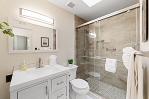 Shower, hair dryer, towels - Casa Malta Spa and Pool (San Diego)