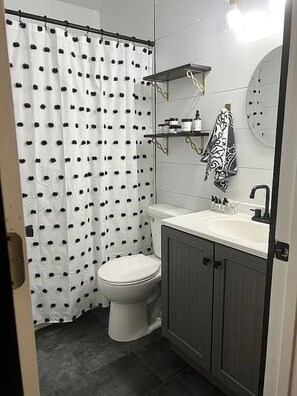 Secadora de cabello, toallas, jabón, papel de baño 
