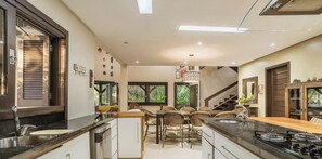 Casa club, banheira, vista para o lago | Cozinha privada | Geladeira, micro-ondas, talheres/pratos/utensílios de cozinha