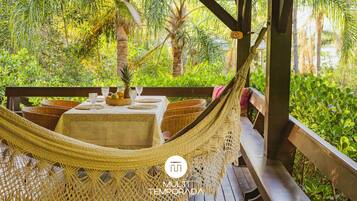 Casa club, banheira, vista para o lago | Opções para refeição ao ar livre