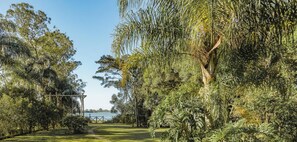 Casa club, banheira, vista para o lago | Área da propriedade