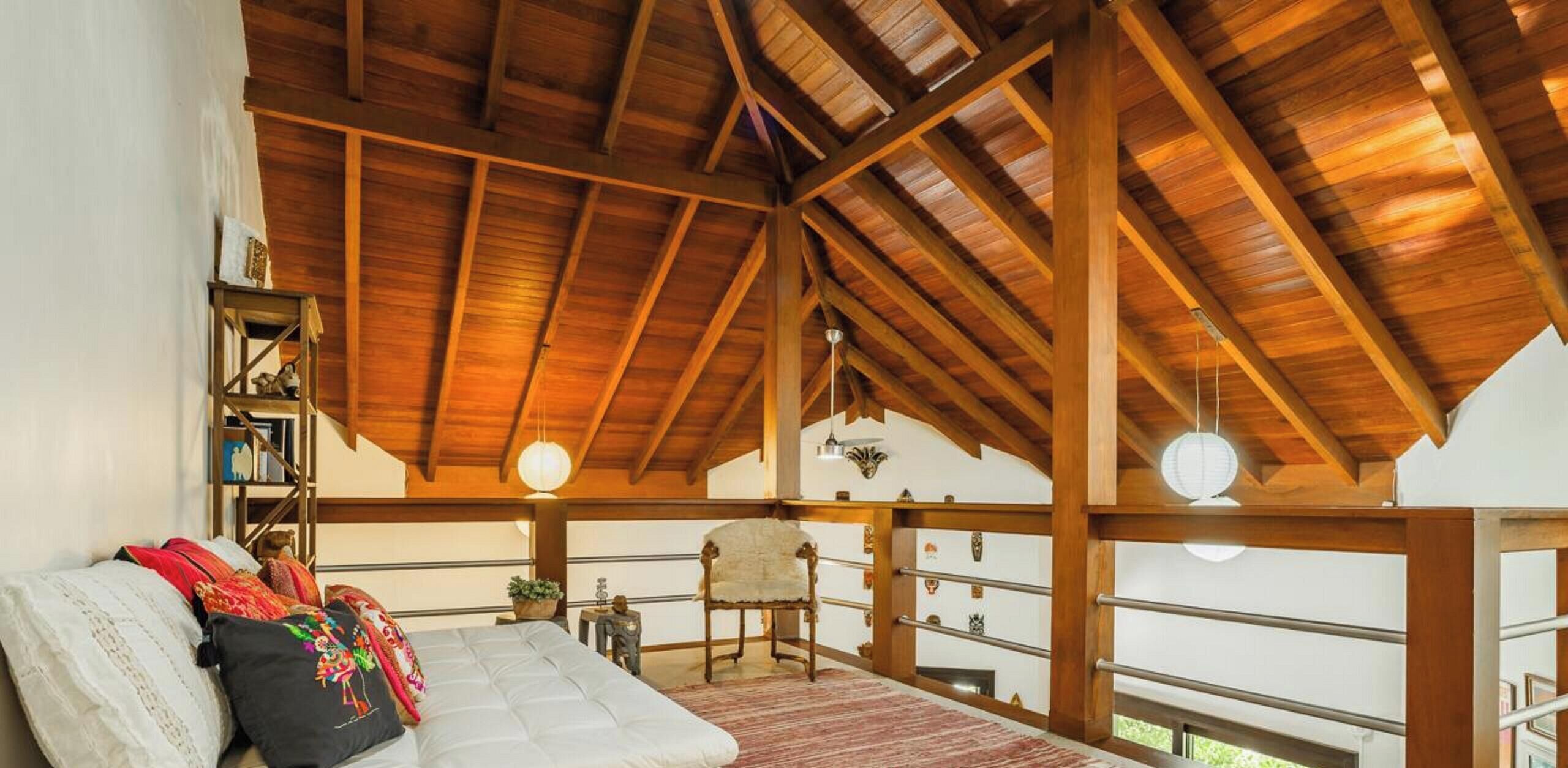 Casa club, banheira, vista para o lago | Área de estar | Smart TV 50 polegadas com canais digitais, lareira, Netflix