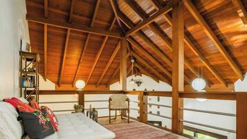 Casa club, banheira, vista para o lago | Área de estar | Smart TV 50 polegadas com canais digitais, lareira, Netflix