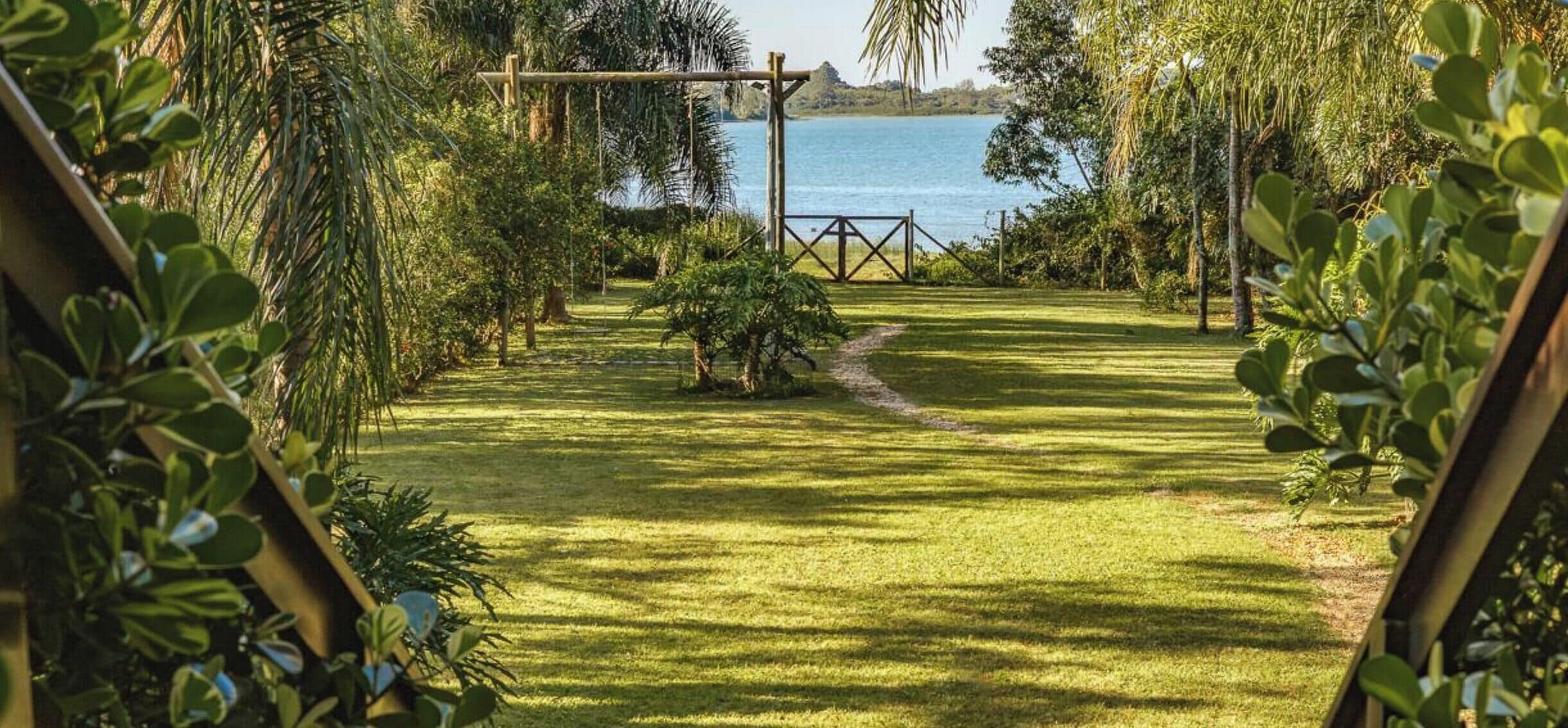 Casa club, banheira, vista para o lago | Comodidades do quarto