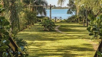 Casa club, banheira, vista para o lago | Comodidades do quarto