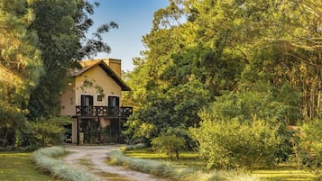Casa club, banheira, vista para o lago | Fachada