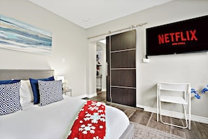 Iron/ironing board, free WiFi, bed sheets - 6BR Family Escape – Separate Floors, 5 Min to Fallsview | Free Parking + Wine (Niagara Falls)