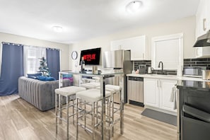 Coffee/tea maker, fridge, microwave, oven - 6BR Family Escape – Separate Floors, 5 Min to Fallsview | Free Parking + Wine (Niagara Falls)