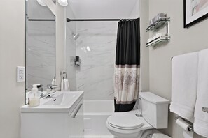 Hair dryer, towels, soap, shampoo - 6BR Family Escape – Separate Floors, 5 Min to Fallsview | Free Parking + Wine (Niagara Falls)