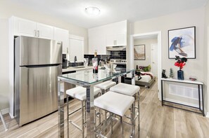 Fridge, microwave, oven, stovetop - 6BR Family Escape – Separate Floors, 5 Min to Fallsview | Free Parking + Wine (Niagara Falls)