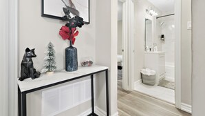 Une salle de bain moderne équipée d’une douche, de toilettes et d’un lavabo.