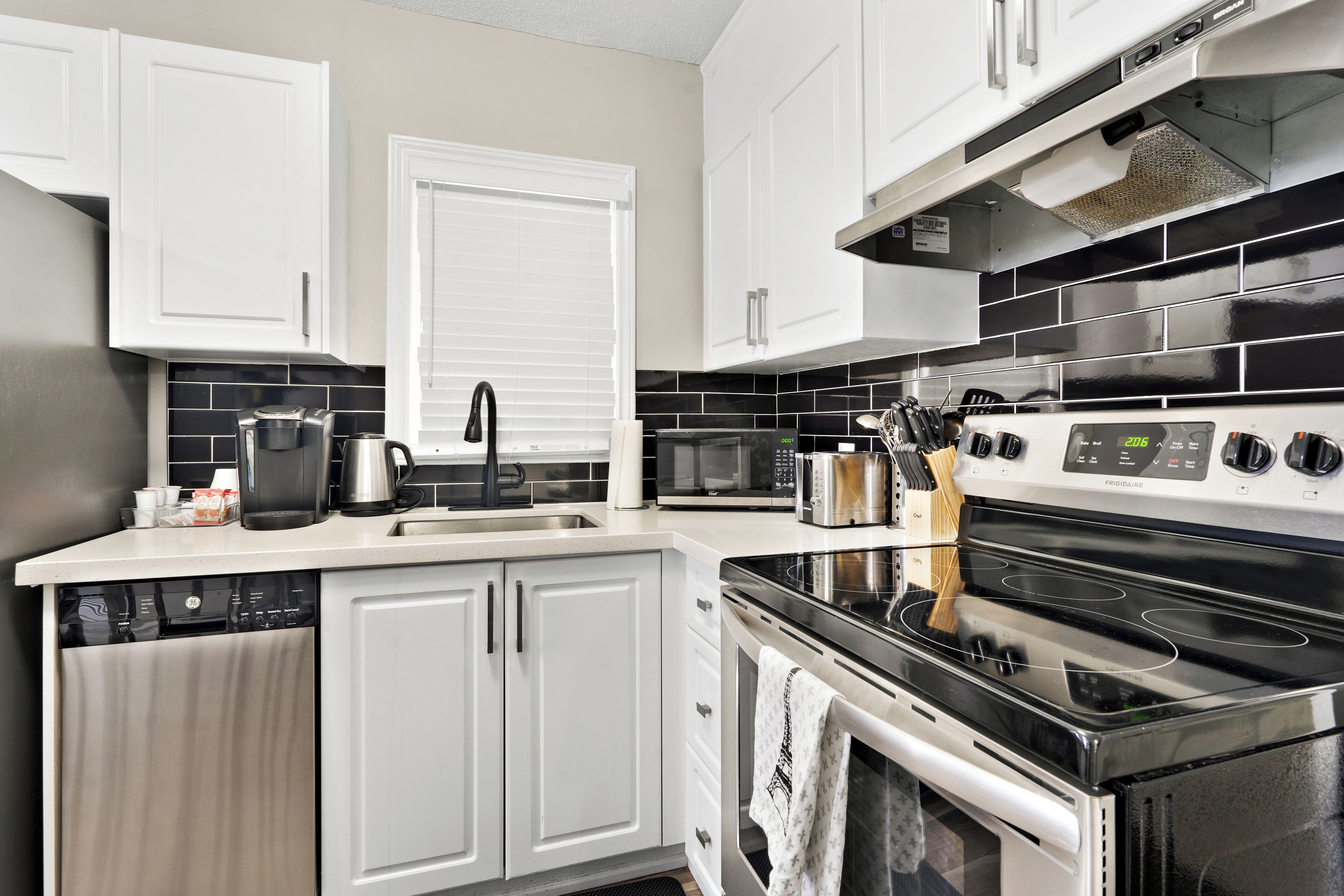 Réfrigérateur, four à micro-ondes, un four, surface de cuisson