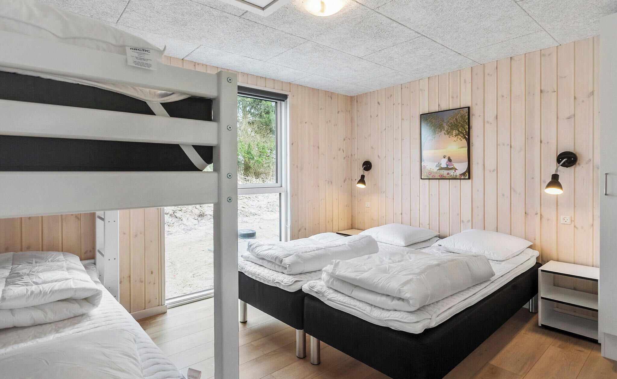 Travel cot, free WiFi