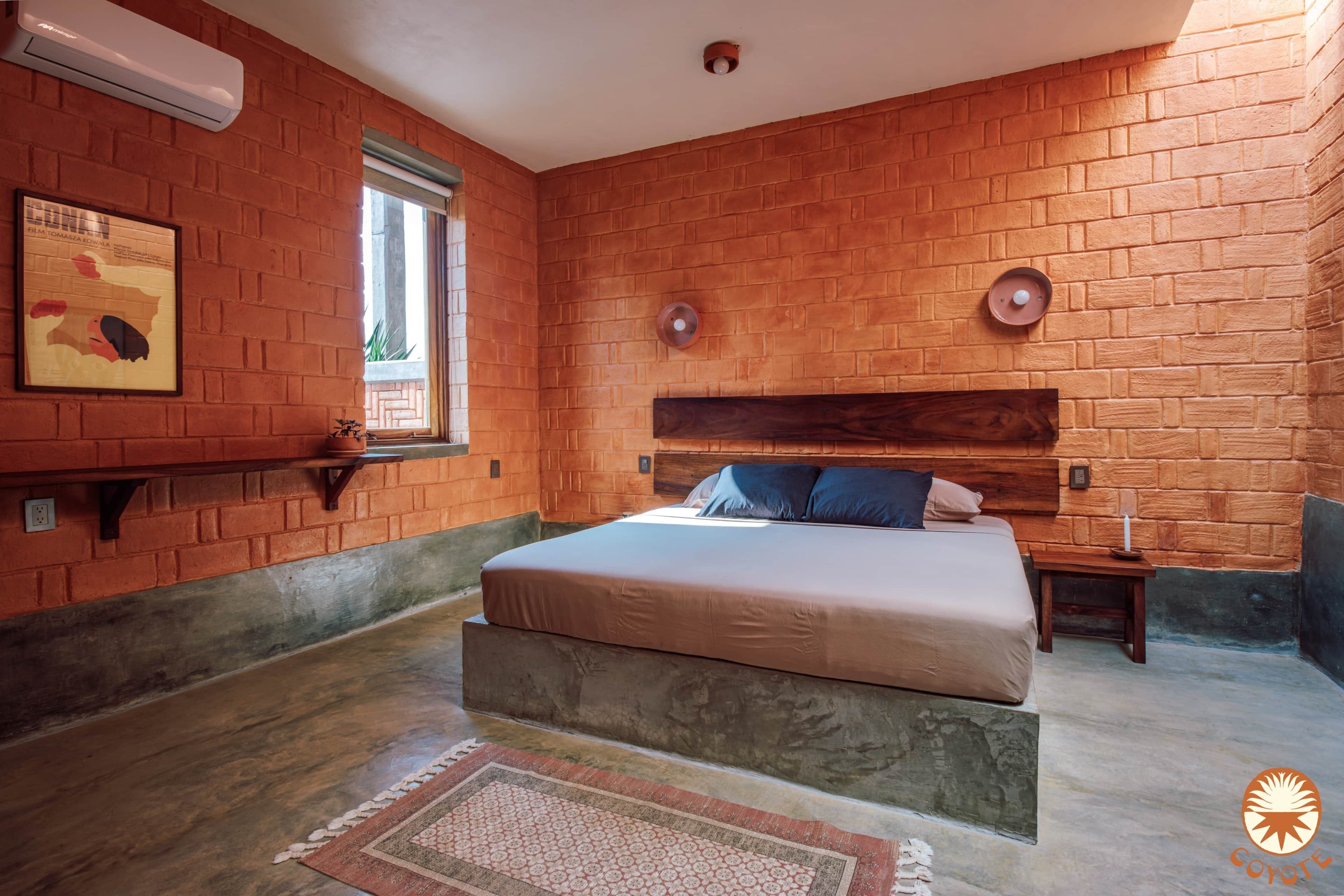 خزنة داخل الغرفة ومكواة/لوح كي وواي فاي وملاءات أسرّة