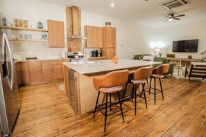 Kylskåp, mikrovågsugn, ugn och spishäll