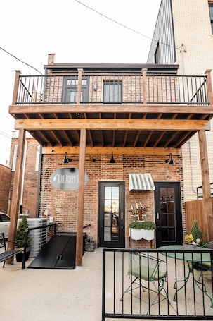 Property grounds. The Armani • Boutique 1BR Retreat Near Mad River Mountain