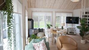 Una sala de estar acogedora con chimenea, comedor y televisor.