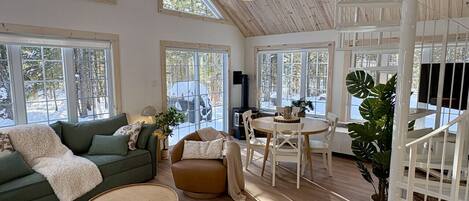 TV, peis, DVD-spiller og stereoanlegg