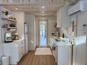 Køleskab, mikrobølgeovn, ovn, kogeplade