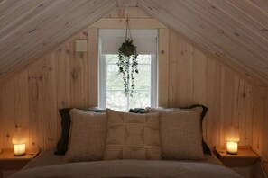 Tabla de planchar con plancha, wifi, ropa de cama