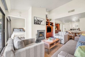TV, fireplace - 1st Fairway One-Bed Retreat at Silverado, BBQ (Napa)