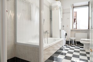 Shower, hair dryer, bidet, towels - Riva's heart - Timeless Cozy retreat (Riva del Garda)