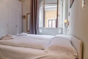 2 bedrooms, iron/ironing board, free WiFi, bed sheets - Riva's heart - Timeless Cozy retreat (Riva del Garda)