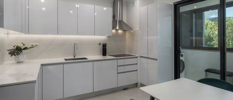 Een koelkast, een magnetron, een oven, een kookplaat