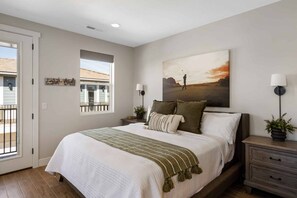 1 habitación, escritorio, tabla de planchar con plancha y cuna de viaje 