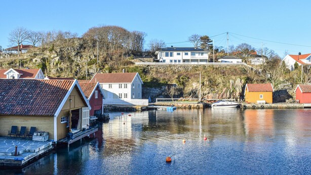 A waterfront property with a dock, a small boat, and houses with red roofs. - Awesome apartment in Lindesnes with WiFi (Lindesnes)