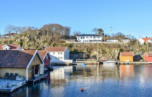 A waterfront property with a dock, a small boat, and houses with red roofs. - Awesome apartment in Lindesnes with WiFi (Lindesnes)