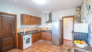 Wasserkocher mit Kaffee-/Teezubehör, Kühlschrank, Mikrowelle, Ofen