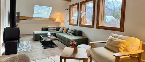 Smart TV, fireplace, stereo