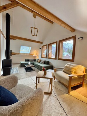 Smart TV, chimenea, estéreo