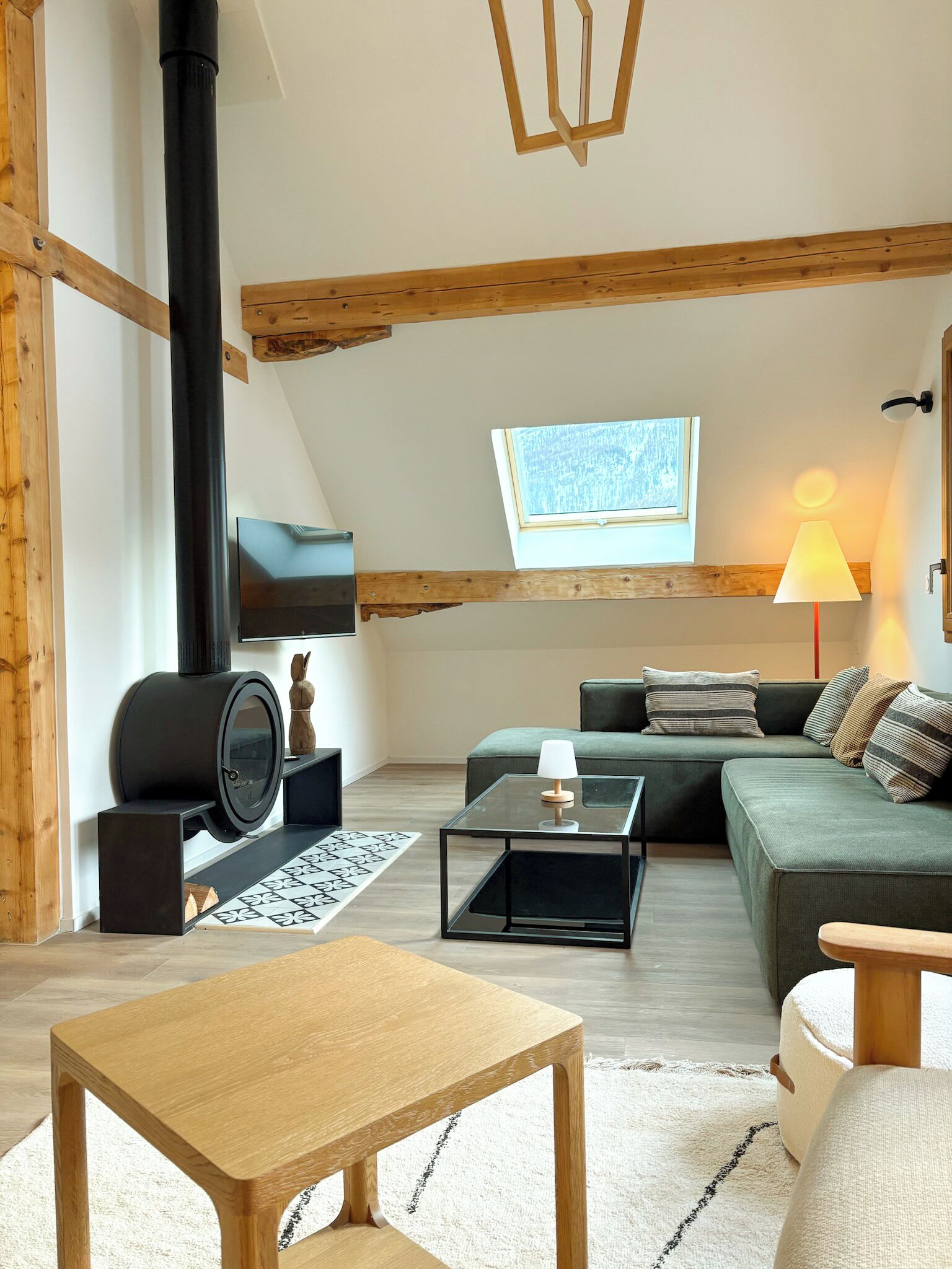 TV connectée, cheminée, chaîne hi-fi