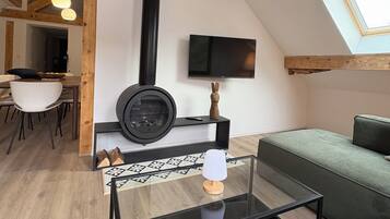 Smart-TV, Kamin, Stereoanlage