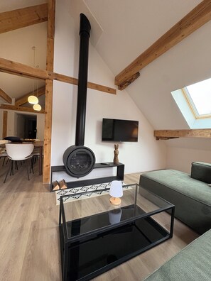 Smart-TV, Kamin, Stereoanlage
