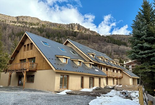 Esprit chalet à Monétier-les-Bains centre village - Appartement neuf avec poêle