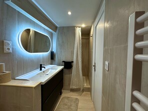 Sèche-cheveux, serviettes fournies, savon, papier toilette