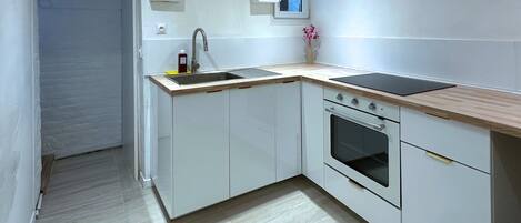 Frigorífico, microondas, horno y placa de cocina