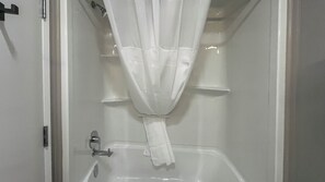 Phòng Tiêu chuẩn, 1 giường cỡ king và sofa giường, bếp (Nsmk ) | Phòng tắm | Khăn tắm 